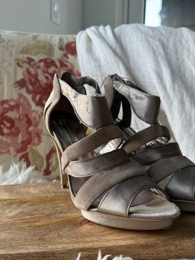 BCBG Max Azria Rosalind Strappy Platform Heels – Grey – size 7.5